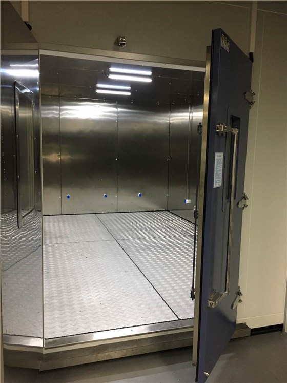 步入式老化房內室