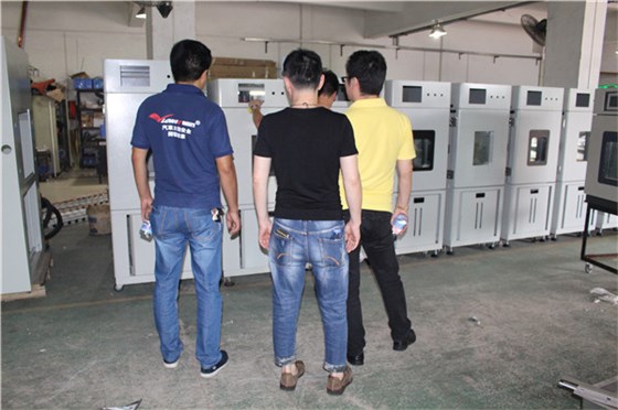 田經理給客戶講解恒溫恒濕箱