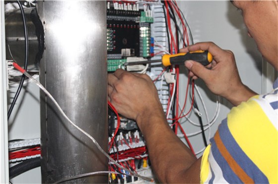 技術工認真作業