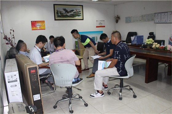 客戶在會(huì)議室看我們產(chǎn)品彩頁(yè)