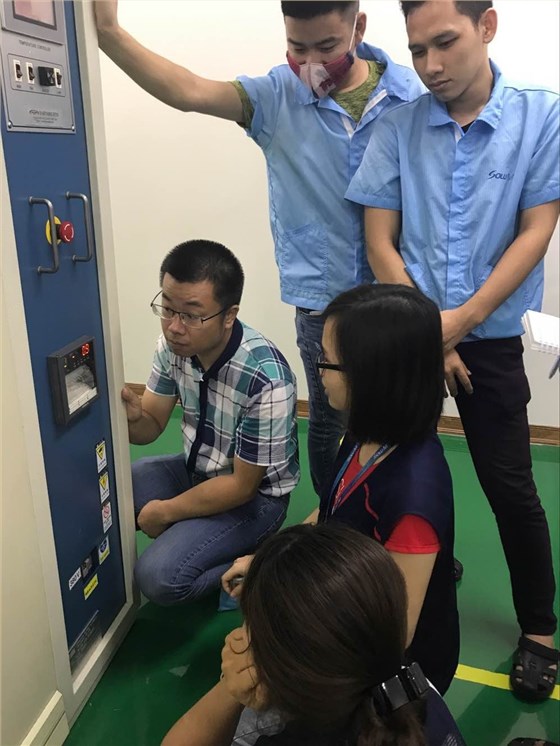 環(huán)瑞工程總監(jiān)在現(xiàn)場培訓(xùn)操作指導(dǎo)