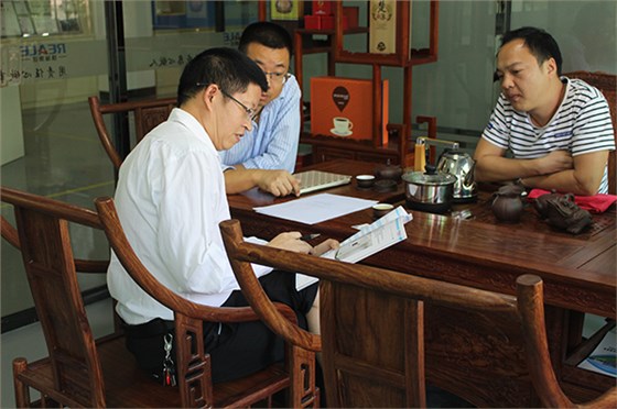 代經理與客戶詳談中