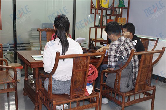 同客戶洽談中 同客戶洽談中