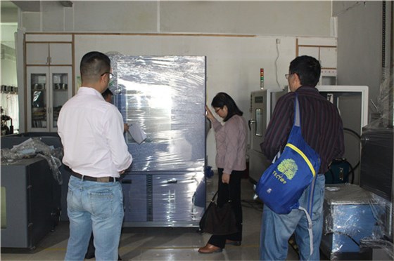 哇，這么大一臺恒溫恒濕箱