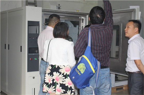 客戶對這臺設備很感興趣哦