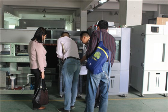 工程經理為客戶講解內部結構