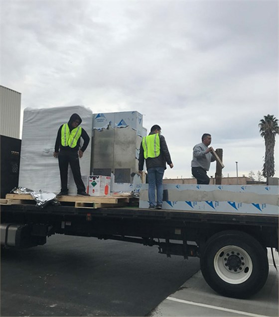 齊心協力搬材料