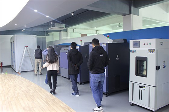 客戶正在參觀環瑞測試展廳 客戶正在參觀環瑞測試展廳