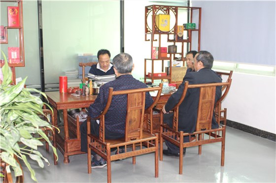 總經理在VIP會議室接待客戶