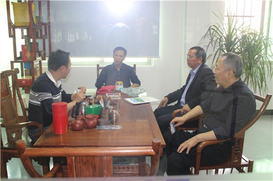 為客戶講解公司發展史