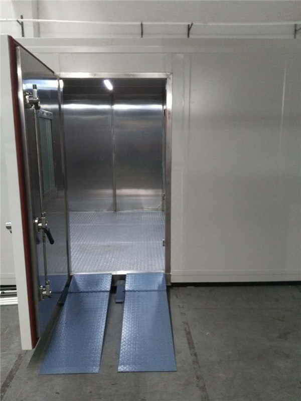步入式恒溫恒濕室進行維護