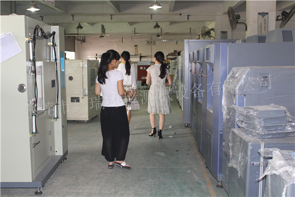 業務員帶美女客戶參觀生產車間