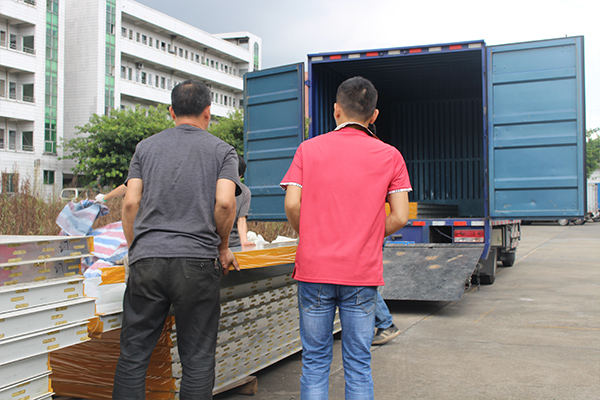 環(huán)瑞測(cè)試精英搬貨上車 環(huán)瑞測(cè)試精英搬貨上車