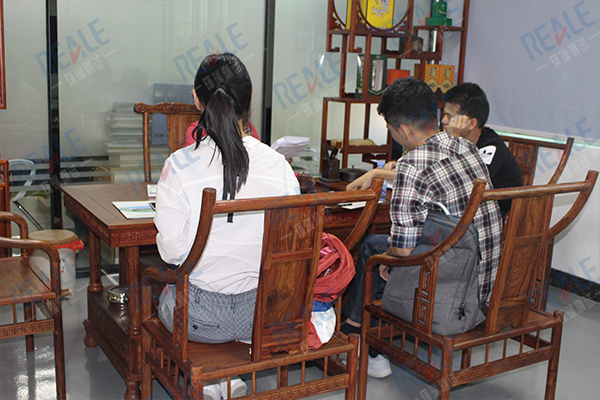 同客戶洽談中 同客戶洽談中