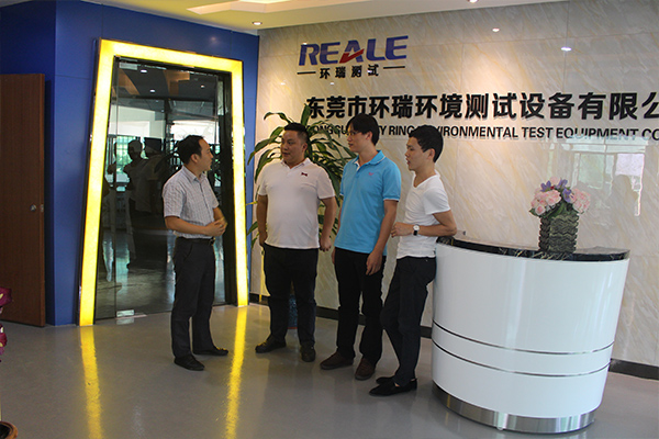 左邊田總經(jīng)理，右邊王總等人