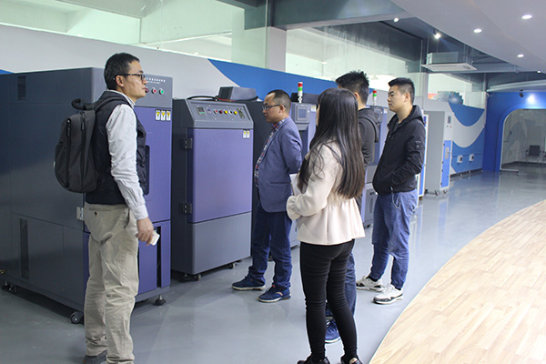 客戶正在參觀可程式恒溫恒濕測試機
