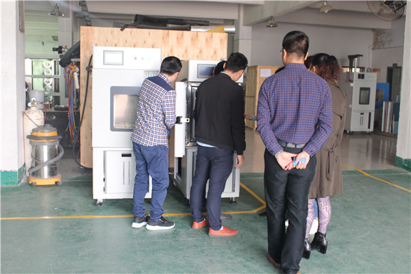 為客戶作現場指導